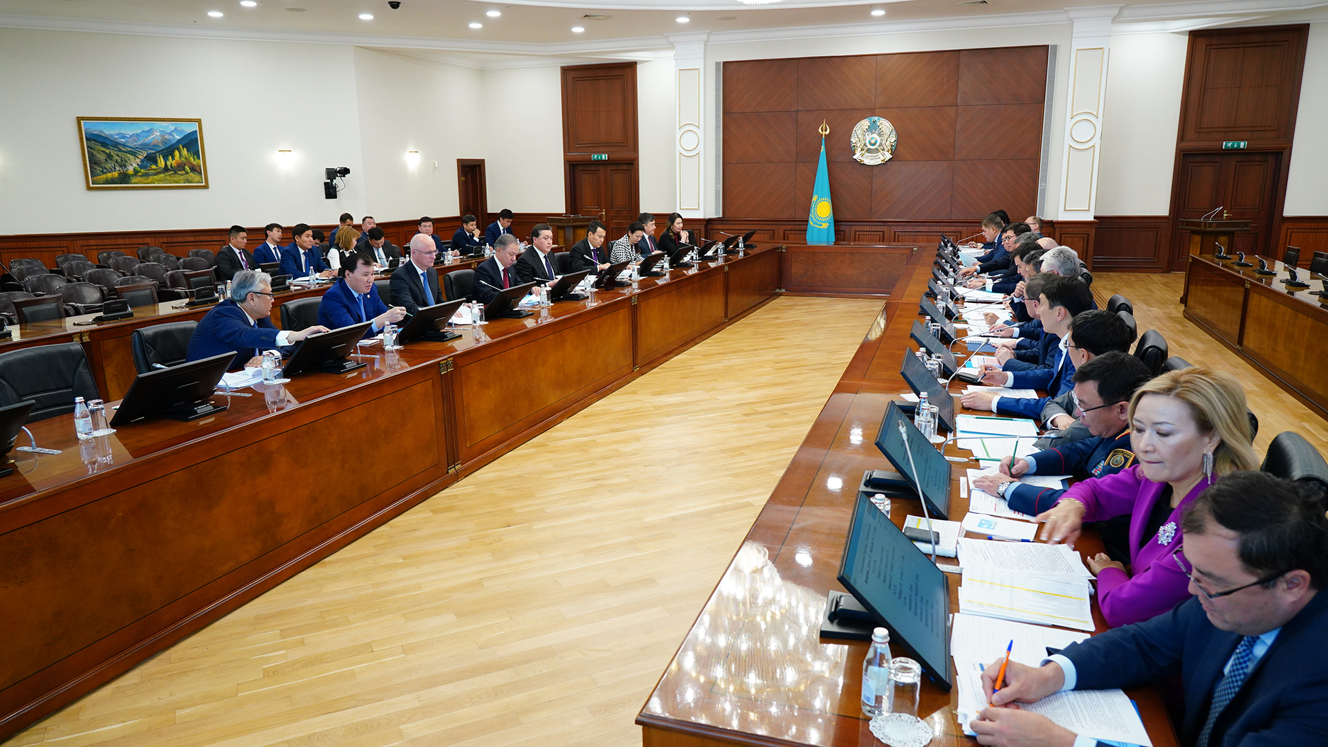 ۇكىمەتتە «100 ناقتى قادام» ۇلت جوسپارىن ىسكە اسىرۋدىڭ ارالىق قورىتىندىلارى شىعارىلدى