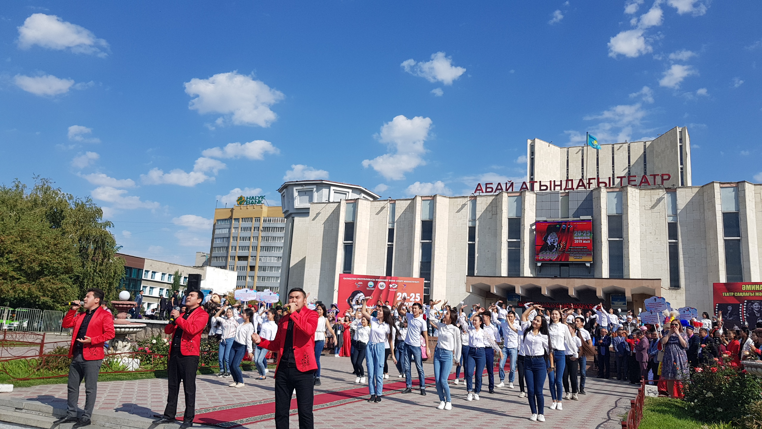 فەستيۆالدىڭ العاشقى كۇنىندە ەكى قويىلىم ساحنالاندى