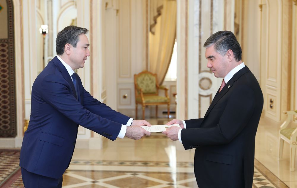 قازاقستان ەلشىسى تۇرىكمەنستان پرەزيدەنتىنە سەنىم گراموتالارىن تابىستادى