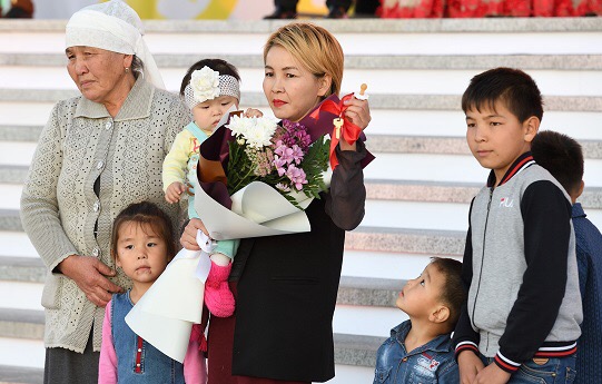 مادەنيەت قىزمەتكەرلەرى مۇقتاج وتباسىلارعا باسپانا سىيلادى