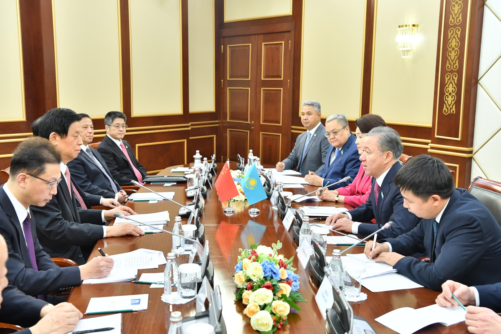 نۇرلان نىعماتۋلين لي چجانشۋمەن كەزدەستى