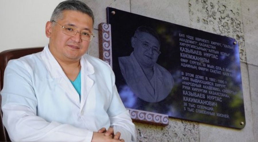 الماتىدا دارىگەر نۇرتاس قازىباەۆقا ەسكەرتكىش تاقتا ورناتىلدى