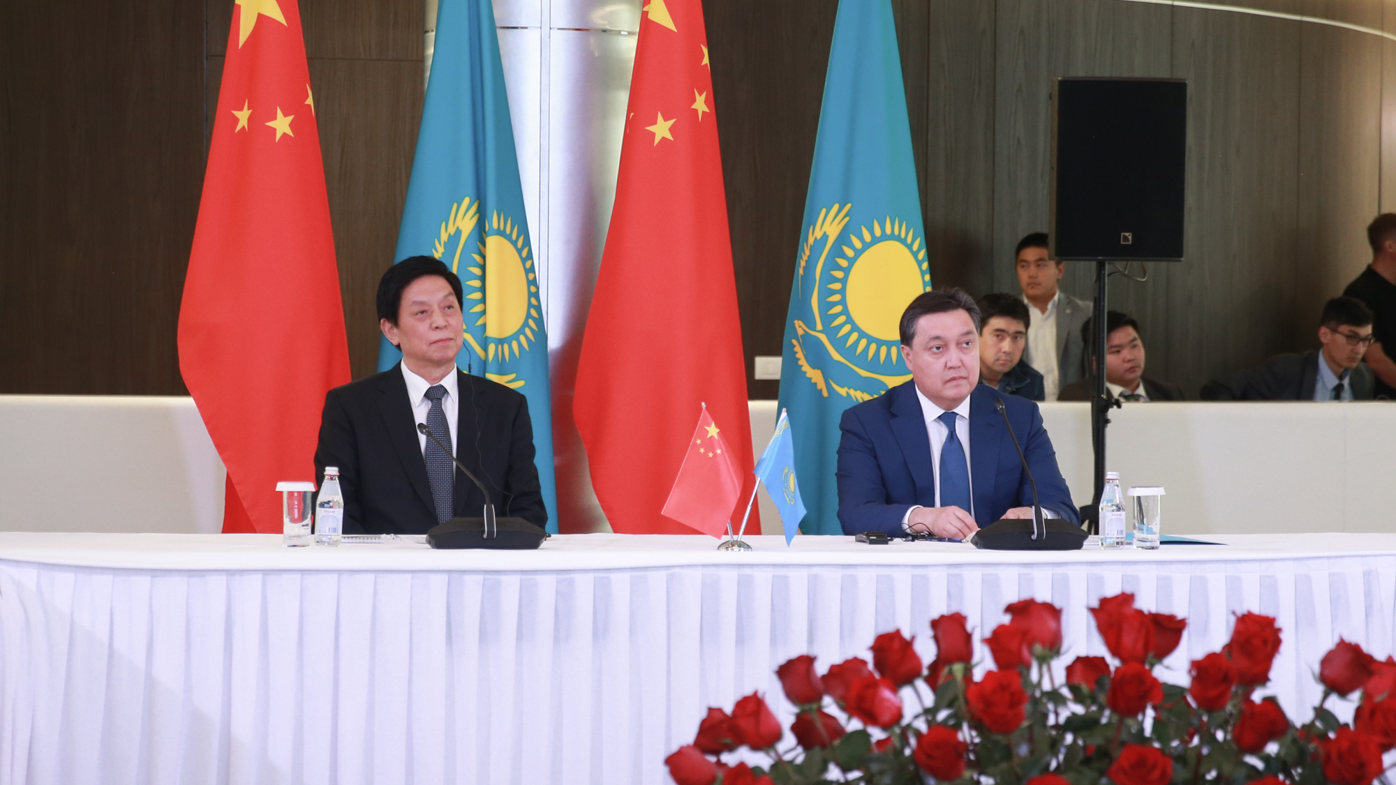 اسقار مامين لي چجانشۋمەن كەزدەستى