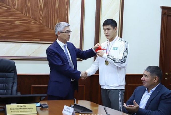 الەم چەمپيونى بەكزات نۇرداۋلەتوۆكە اقتاۋدان پاتەر سىيعا بەرىلدى