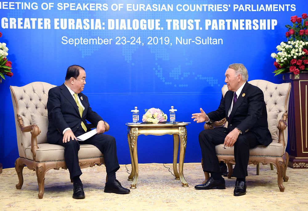 ەلباسى كورەيا رەسپۋبليكاسى ۇلتتىق اسسامبلەياسىنىڭ سپيكەرى مۋن حي سۋنمەن كەزدەستى