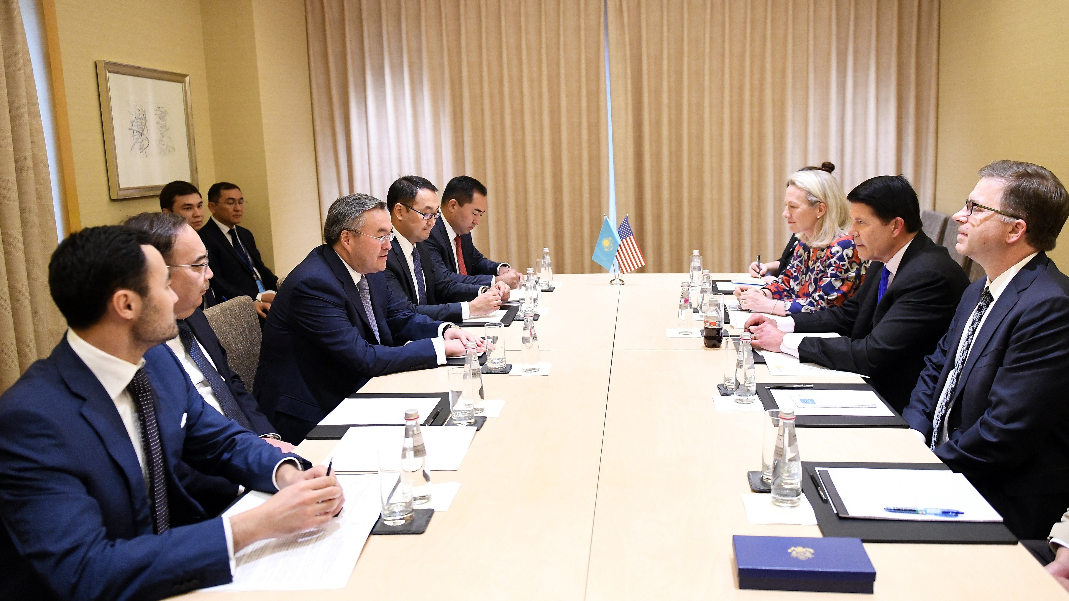 سىرتقى ىستەر ءمينيسترى اقش اكىمشىلىگى وكىلدەرىمەن كەزدەستى