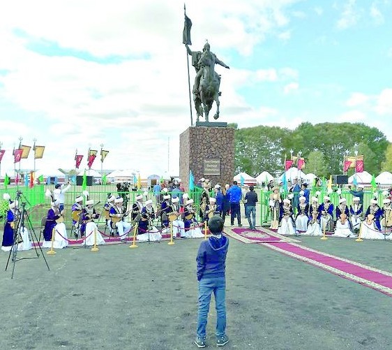 نايزا ۇشىمەن بۇلت ۇركىتىپ: توقتامىس باتىر تۇر تاۋەلسىزدىك تۇعىرىندا