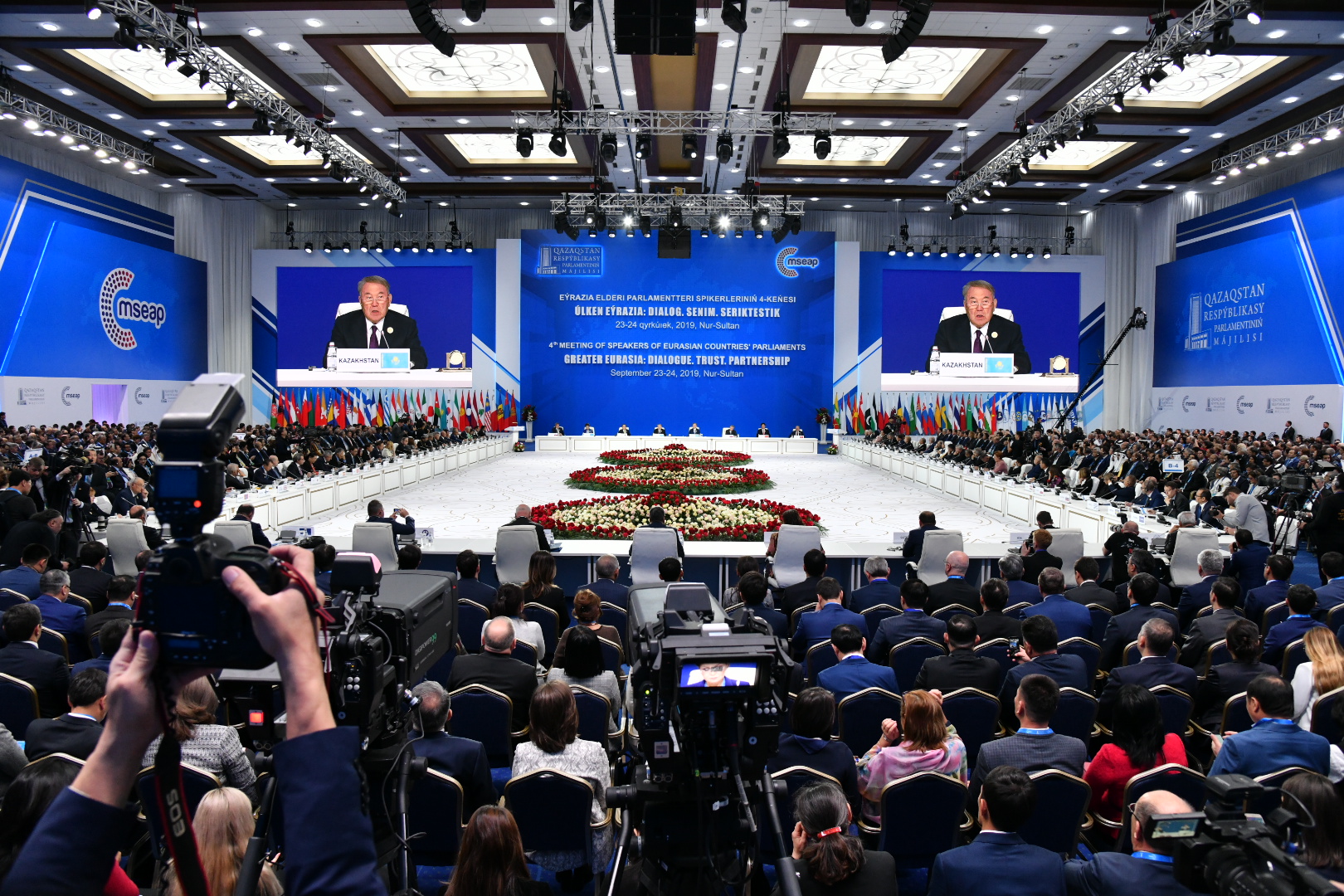 نۇرسۇلتان نازارباەۆ:  قازاق ءتىلى ءالىپبيىنىڭ لاتىن گرافيكاسىنا كوشۋى ماڭىزدى