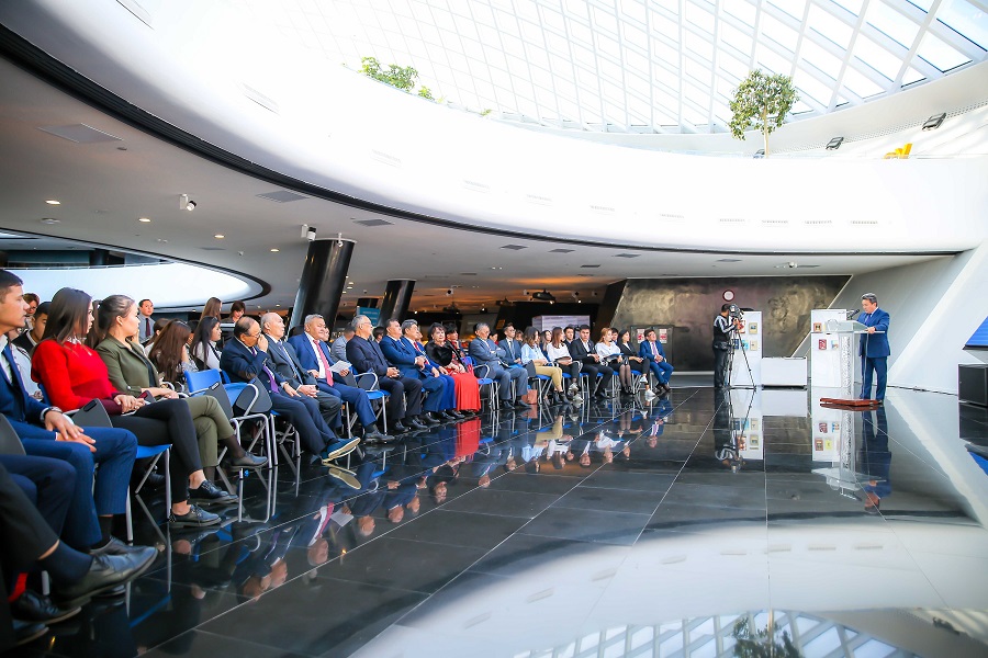 ستۋدەنت جاستار جازۋشى ايتباي ساۋلەبەكپەن كەزدەستى