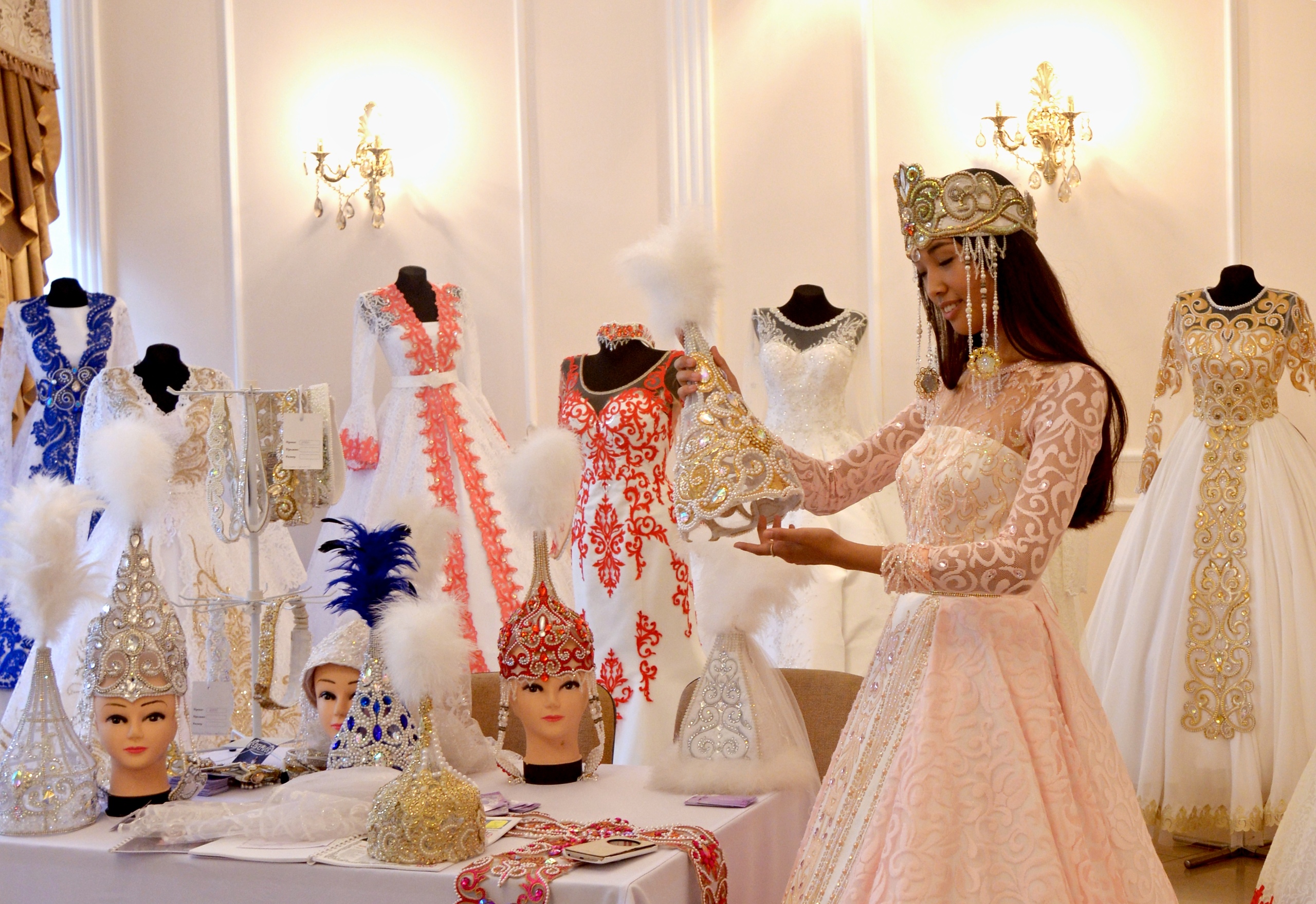 قوستانايلىق تىگىنشى ۇلتتىق كيىمدەردى پاريجدە كورسەتەتىن بولادى