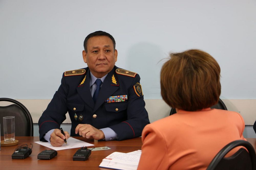 گەنەرال اۋدان حالقىمەن كەزدەستى