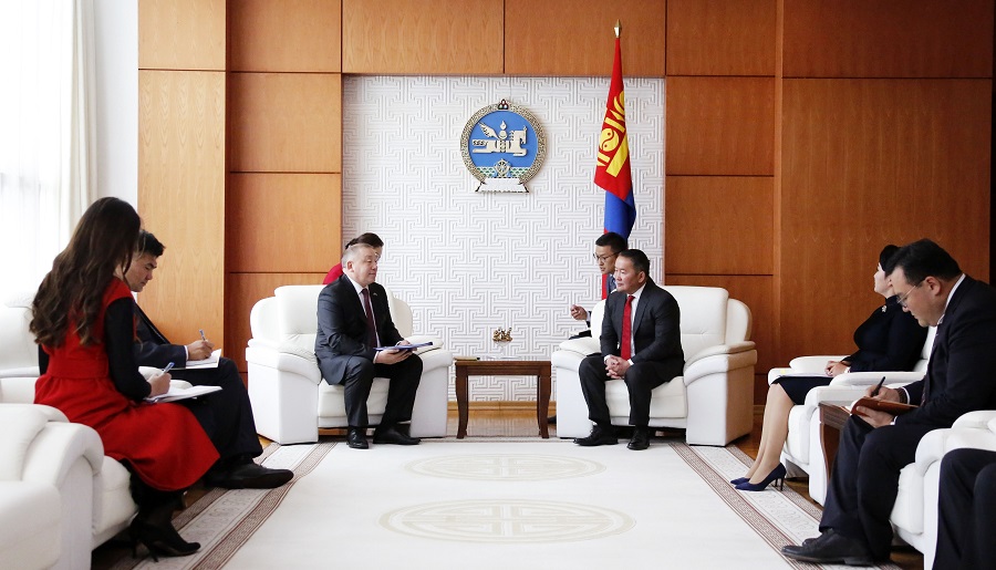 قازاقستان ەلشىسى موڭعوليا پرەزيدەنتىنە سەنىم گراموتالارىن تابىستادى