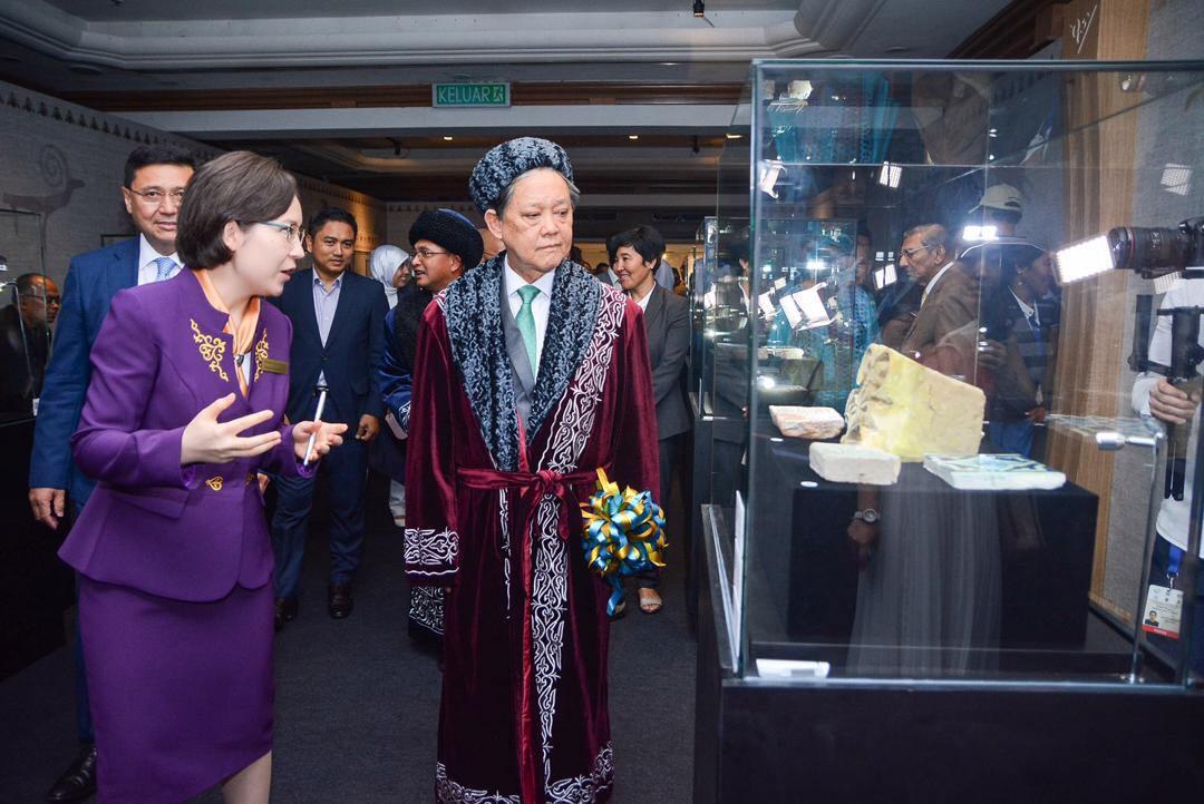 مالايزياداعى كورمەدە التىن ادام تانىستىرىلدى