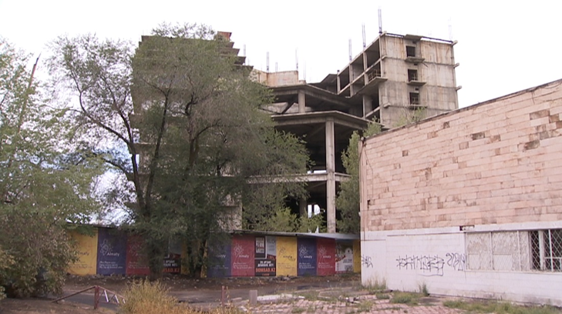 الماتىداعى قۇرىلىسى توقتاپ قالعان عيماراتتار الەۋمەتتىك نىسانعا اينالادى