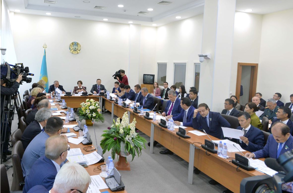 ماجىلىستە ەلىمىزدىڭ باس قارجى قۇجاتىنا قاتىستى زاڭ جوباسىنىڭ تانىستىرىلىمى ءوتتى