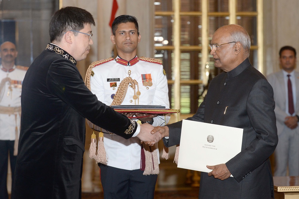 قازاقستان ەلشىسى ءۇندىستان پرەزيدەنتىنە سەنىم گراموتالارىن تابىستادى