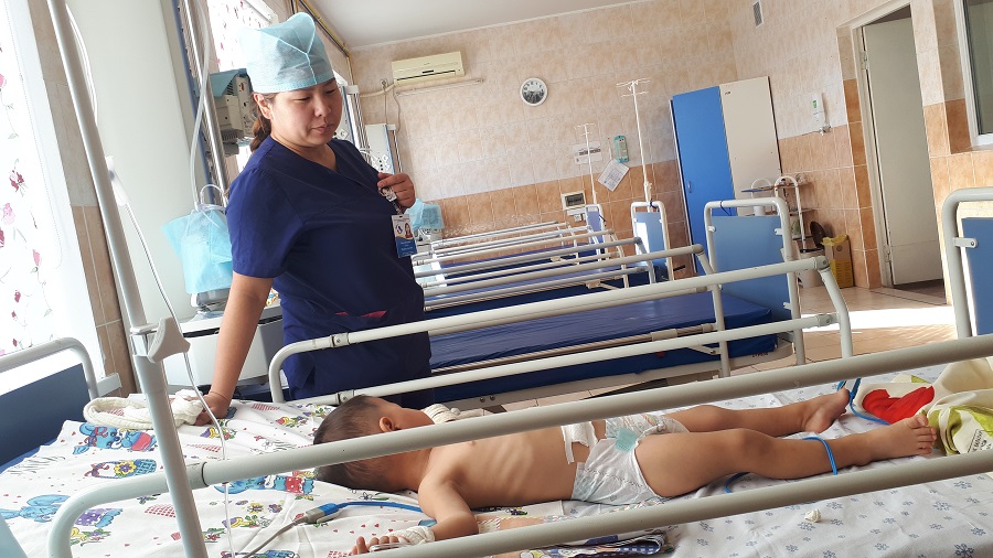 ماڭعىستاۋلىق دارىگەرلەر ەمىزىك جۇتقان 2 جاسار بالاعا وتا جاسادى