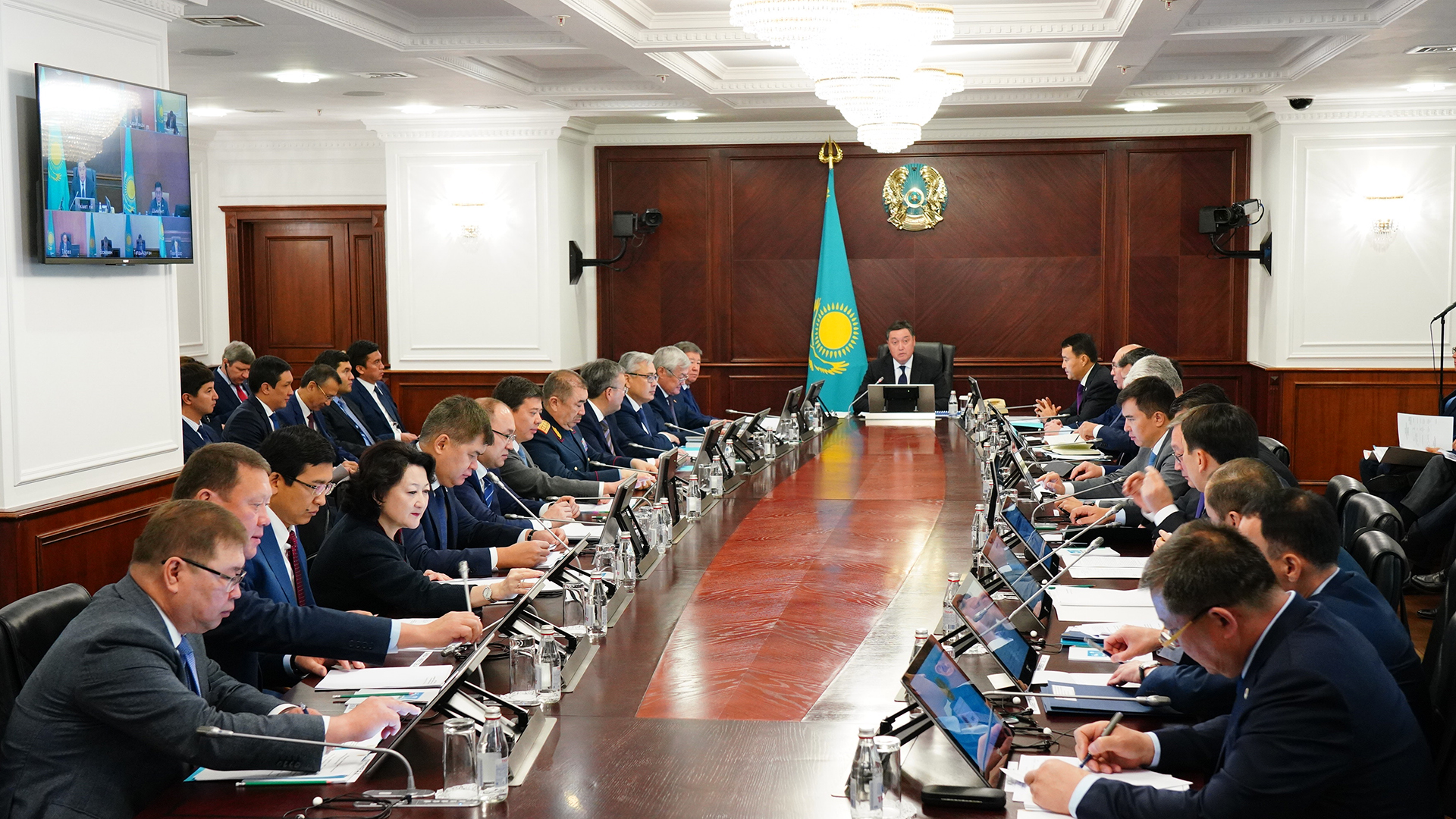 ۇكىمەتتە ازاماتتىق اۆياتسيانى دامىتۋ جانە اۋە بيلەتتەرىنىڭ باعاسىن تومەندەتۋ ماسەلەلەرى قارالدى