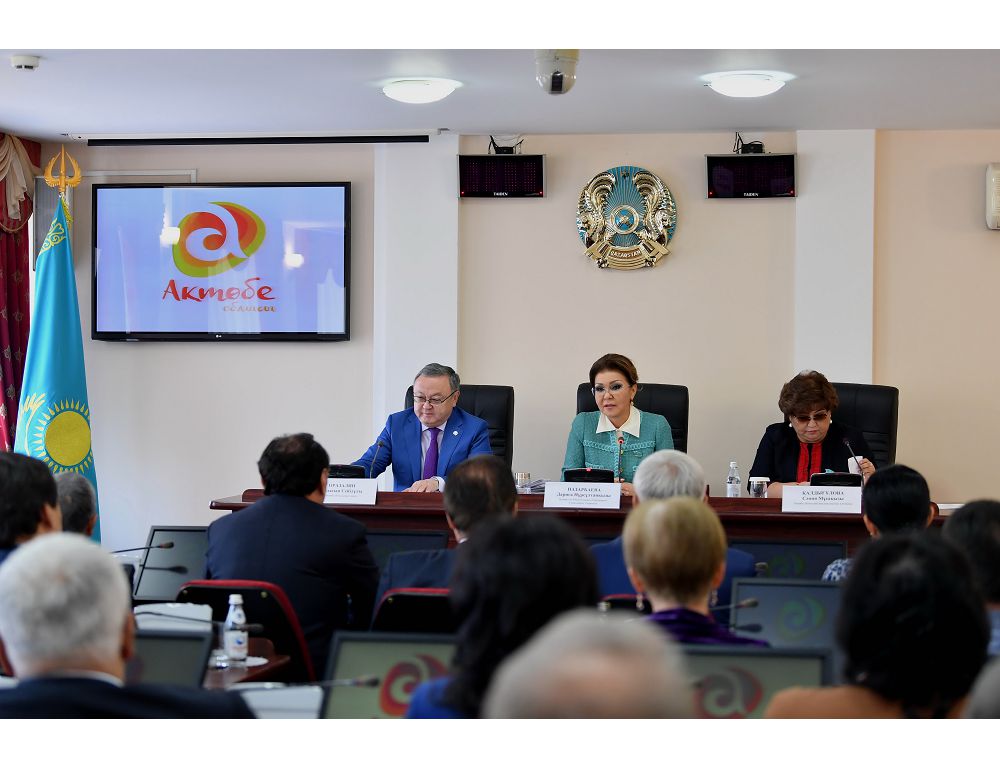 داريعا نازارباەۆا:  حالىقپەن جۇمىستا اتۇستىلىك پەن سالعىرتتىقتان ارىلۋ كەرەك