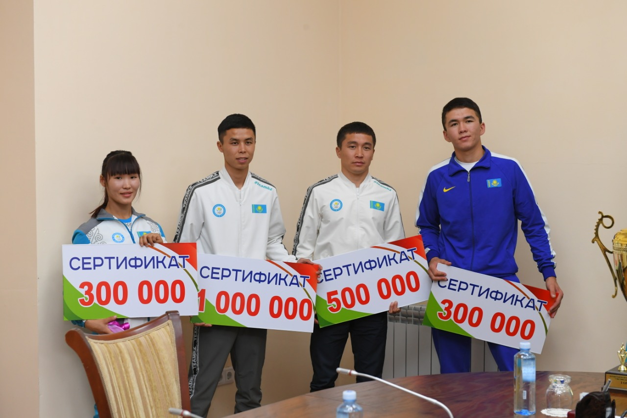 تۇركىستان: بوكستان الەم چەمپيوناتىنىڭ قولا جۇلدەگەرىنە 1 000 000 تەڭگە تابىس ەتىلدى