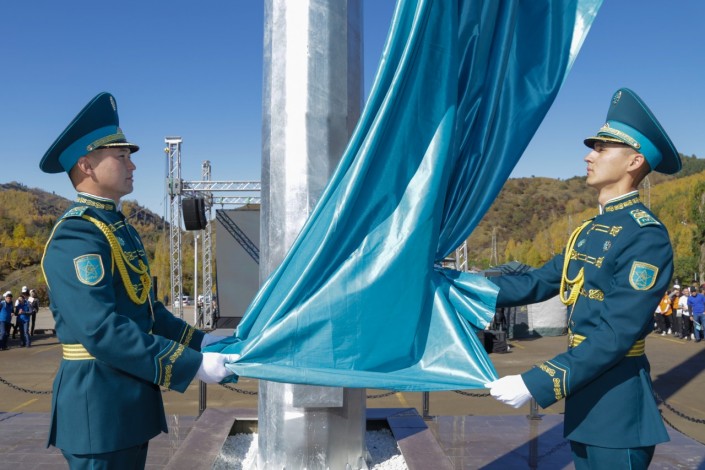 بۇگىن الماتىداعى ەڭ ۇلكەن تۋ مەدەۋدە كوتەرىلدى