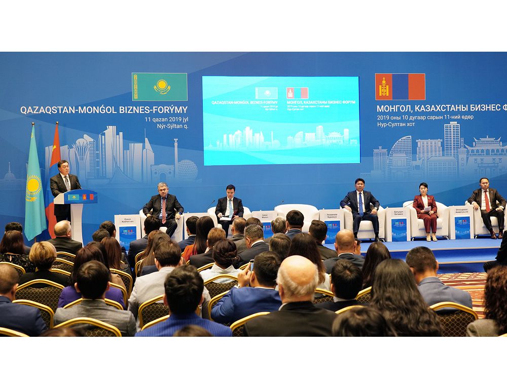 بيزنەس-فورۋمدا سەگىز قۇجاتقا قول قويىلدى