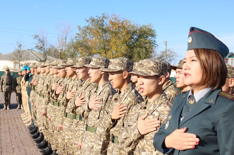 اتىراۋلىق ساربازدار اسكەرگە اتتاندى