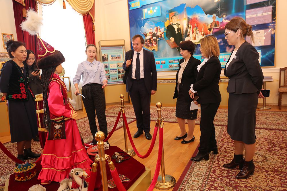 قىزدار ۋنيۆەرسيتەتى ىسكەر ايەلدەر تۋرالى ونلاين-كىتاپحانا جاساقتايدى