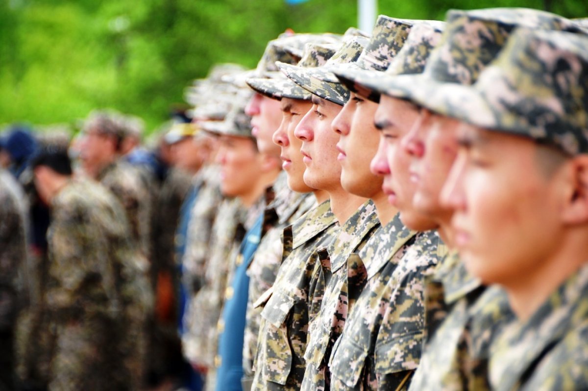 ەلىمىزدىڭ باتىسىنداعى اسكەري قىزمەتشىلەر جىلدىڭ قورىتىندى تەكسەرىسىن تاپسىرۋدا