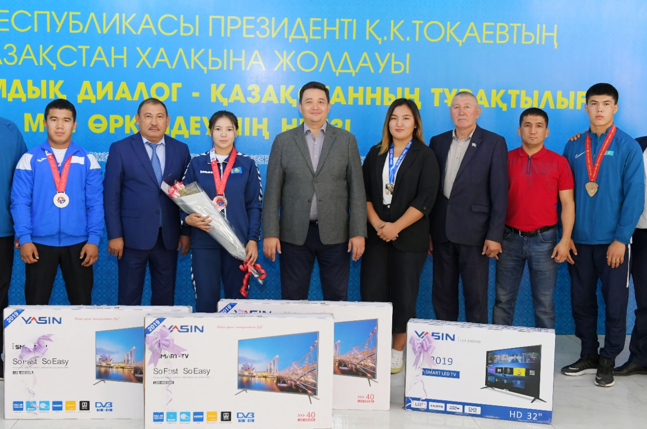 تۇركىستان: الەم چەمپيوناتىنىڭ جۇلدەگەرلەرىنە قۇرمەت كورسەتىلدى