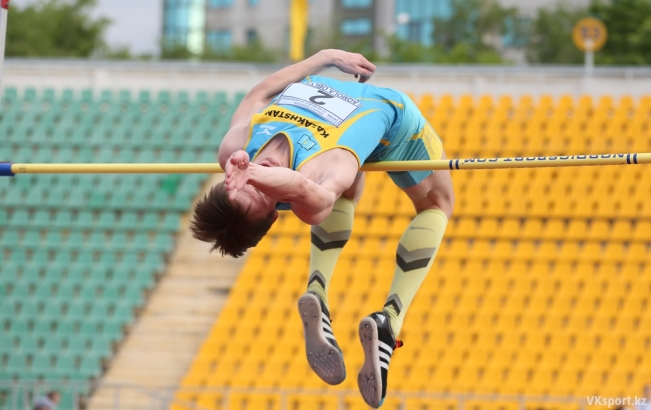 جەرلەسىمىز اتاقتى باپكەردىڭ قول استىندا جاتتىعۋدا