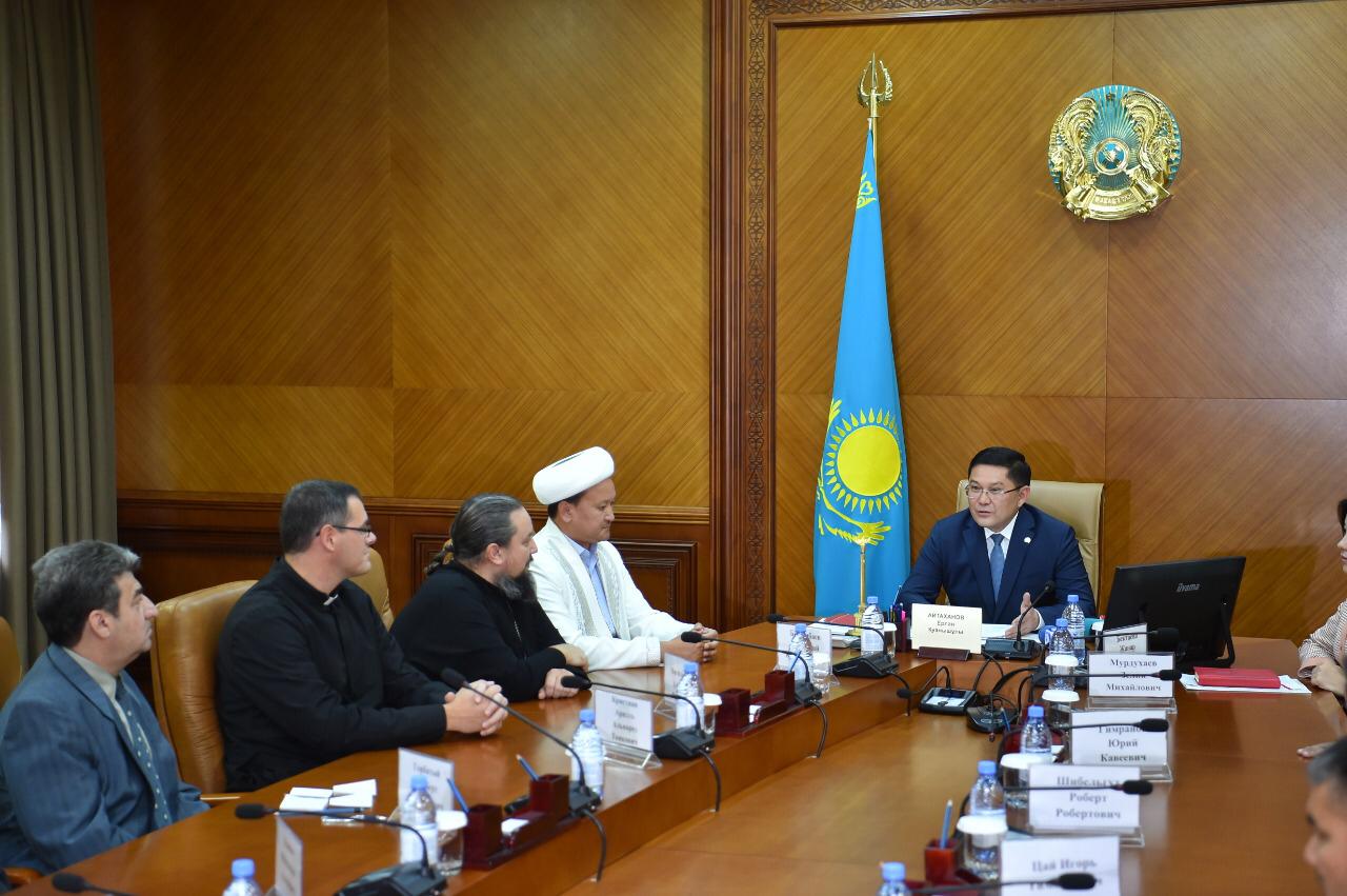 ە.ايتاحانوۆ:ءبىزدى شەتەلدە تاتۋلىقتىڭ ەتالونى رەتىندە تانيدى