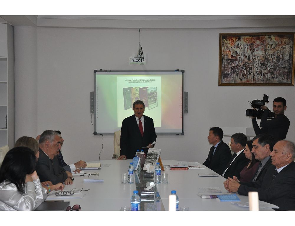 باكۋدە تۇركى اكادەمياسىنىڭ جاڭا كىتاپتارى تانىستىرىلدى