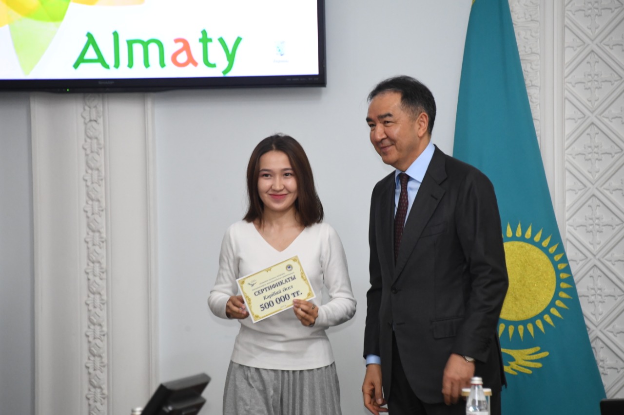 90 اقىن-جازۋشى الماتى اكىمىنىڭ گرانتىن الدى