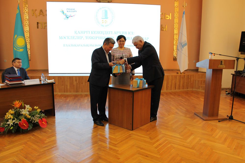 پرەزيدەنت ارحيۆىنە – 25 جىل