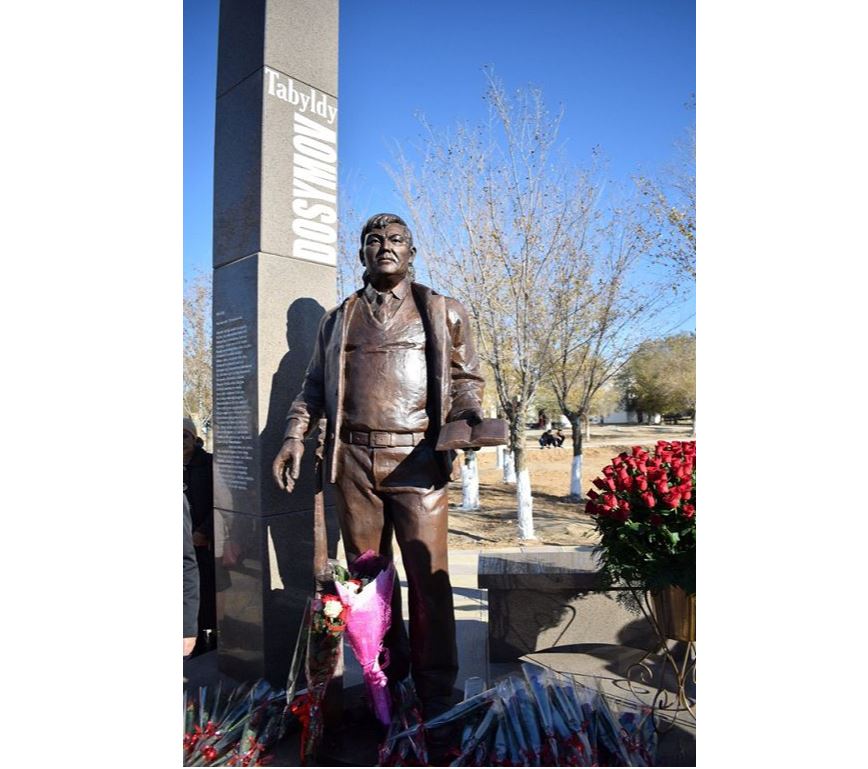 مۇراتتان تابىلدىعا دەيىن اتىراۋ وبلىسىندا ەكى بىردەي اقىنعا ەسكەرتكىش ورناتىلدى