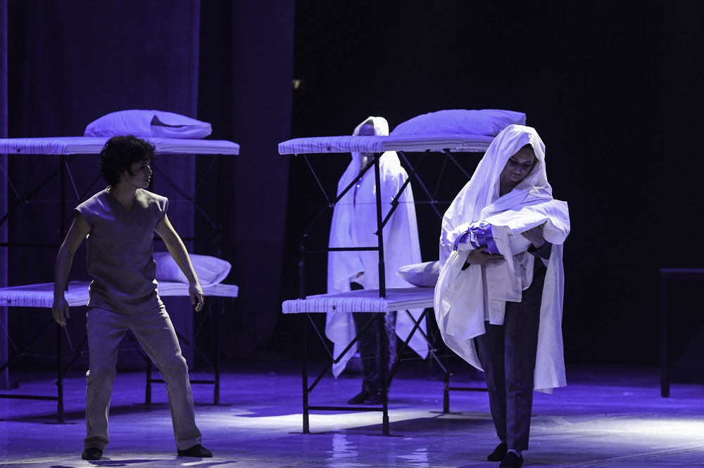 ەرەكشە اكتەرلەردىڭ العاشقى قازاقستاندىق تەاترى كورەرمەندەرىن ءتانتى ەتتى