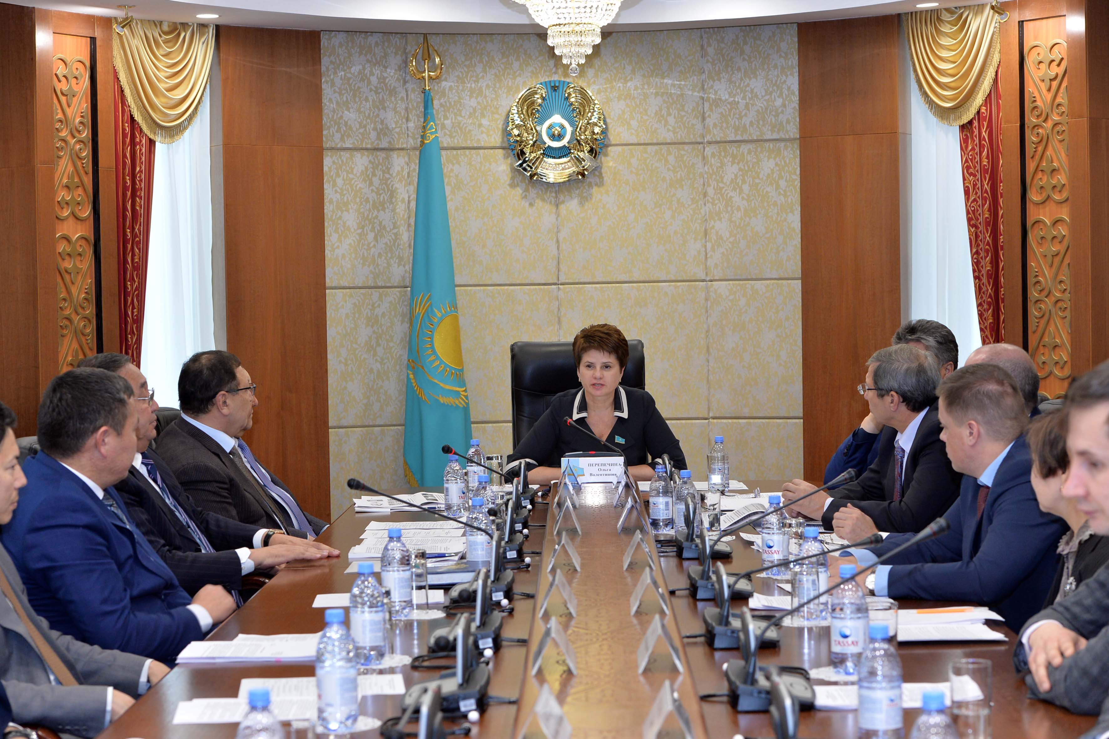 سەناتتا «كوللەكتورلىق قىزمەت تۋرالى» دوڭگەلەك ۇستەل ءوتتى