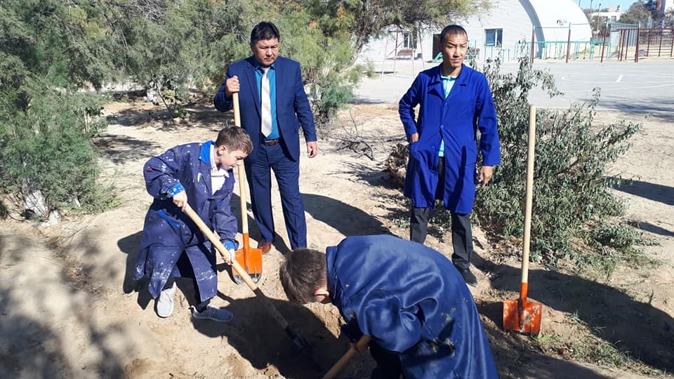 اقتاۋدا مەكتەپ وقۋشىلارى كوشەتتەر وتىرعىزدى