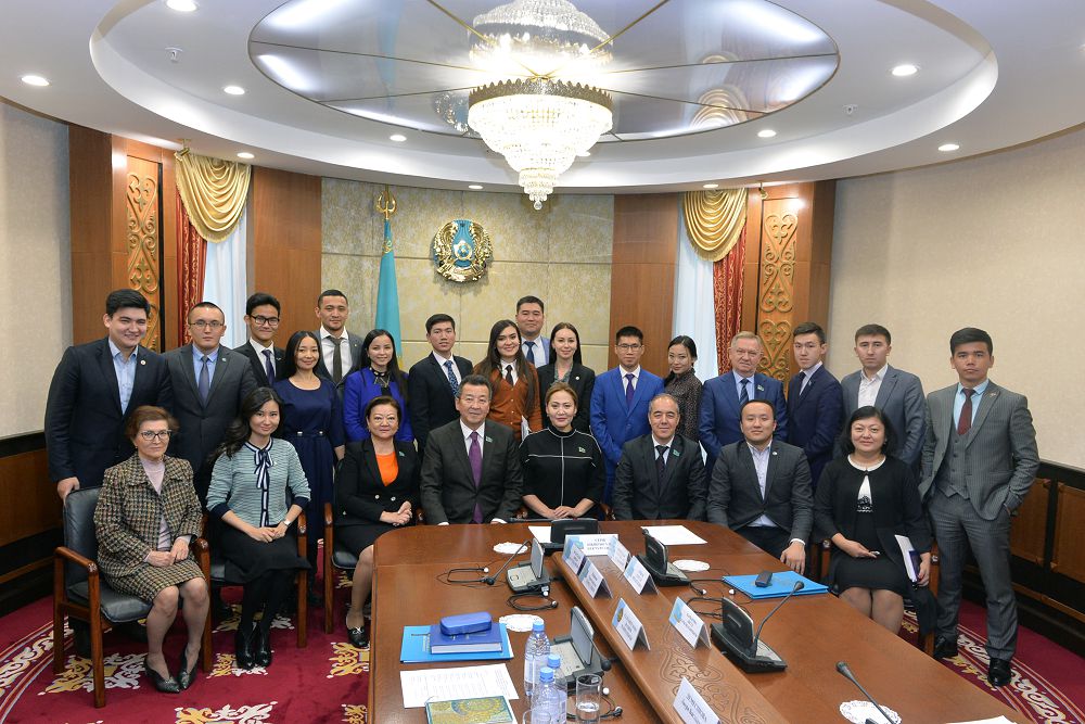 سەناتورلار «جاستار كادرلىق رەزەرۆى» جوباسىنىڭ جەڭىمپازدارىمەن كەزدەستى