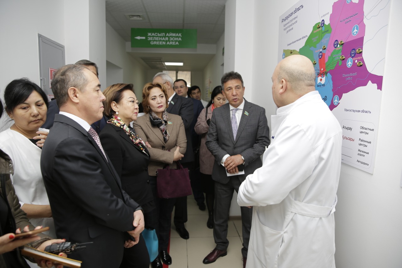 سەناتورلار اتىراۋداعى وبلىستىق پەريناتالدىق ورتالىقتا بولدى