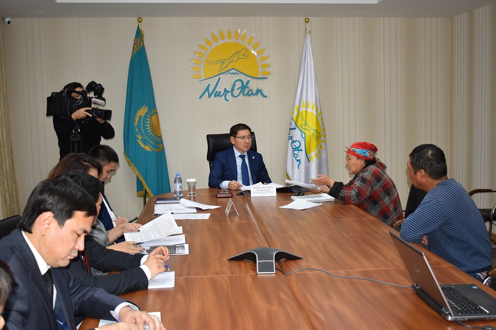 اسقار جۇماعاليەۆ Nur Otan الاڭىندا ازاماتتاردى قابىلدادى