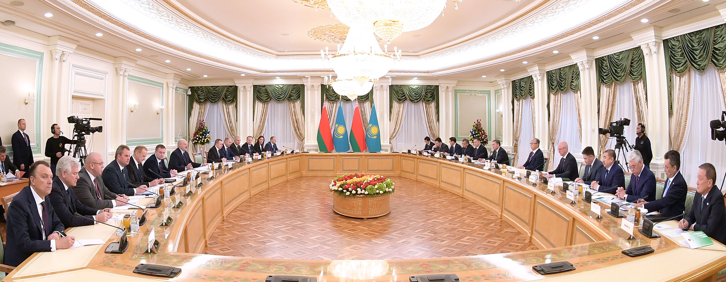 قاسىم-جومارت توقاەۆ پەن الەكساندر لۋكاشەنكو كەڭەيتىلگەن قۇرامدا كەلىسسوزدەر جۇرگىزدى