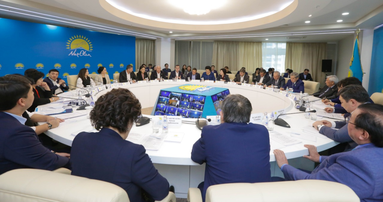 Nur Otan پارتياسىندا مەملەكەتتىك ءتىلدى دامىتۋ جايى ءسوز بولدى