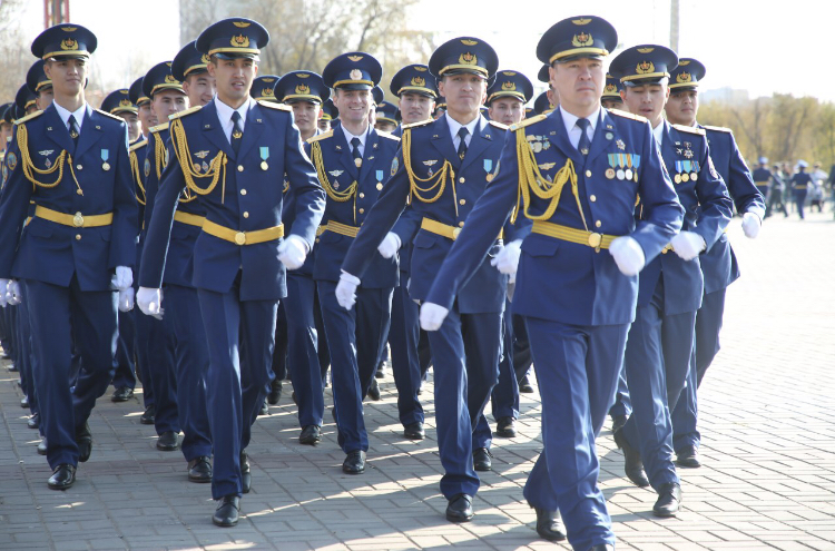 اسكەري ۇشۋ ينستيتۋتىنىڭ تۇلەكتەرى العاشقى اسكەري اتاقتارىن الدى