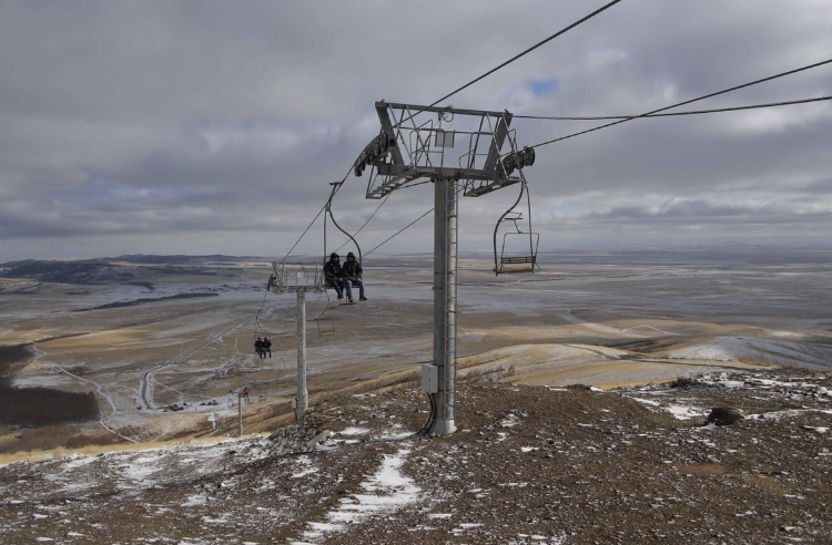 شاڭعى قايدان تەبەسىز, مىرزاشوقىنىڭ باسىندا قار تۇرماسا