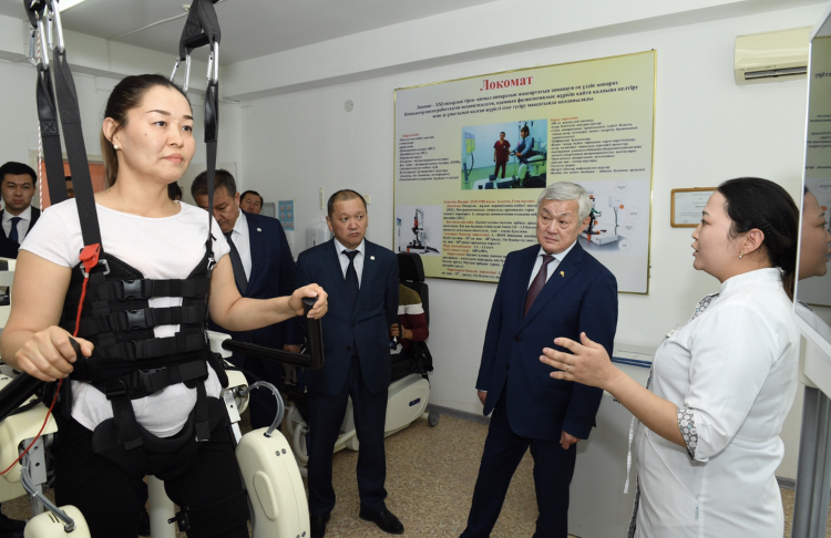 ب.ساپارباەۆ الەۋمەتتىك قىزمەتكەرلەردى كاسىبي مەرەكەسىمەن قۇتتىقتادى