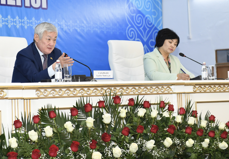 ب.ساپارباەۆ: دارىگەرلەر مەن ۇستازداردىڭ جالاقىسى ورتاشا دەڭگەيدەن جوعارى بولۋى ءتيىس