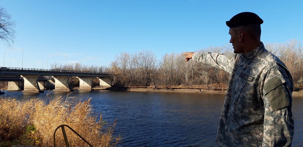 ورالدا پوليتسيا قىزمەتكەرى سۋيتسيد جاساماق بولعان قىزدى قۇتقاردى