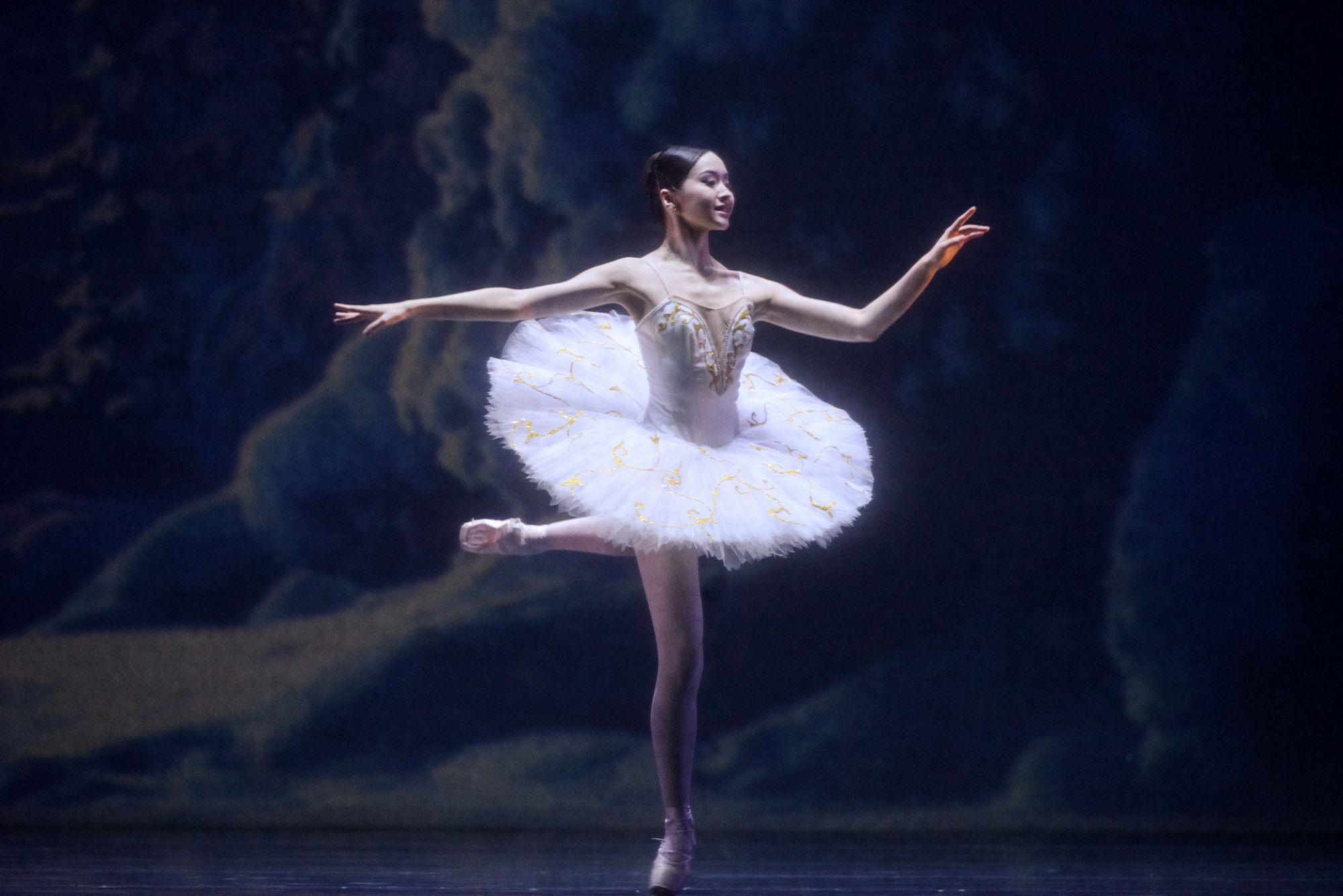 بالەت جۇلدىزدارى الماتىدا ونەر كورسەتتى